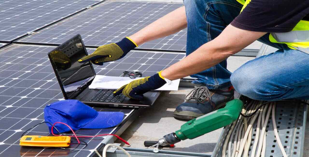 5 Key Components of a Comprehensive Solar Maintenance Plan